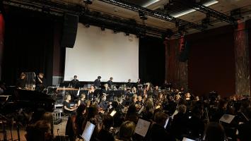 Slagverkensemble spiller på konsert 